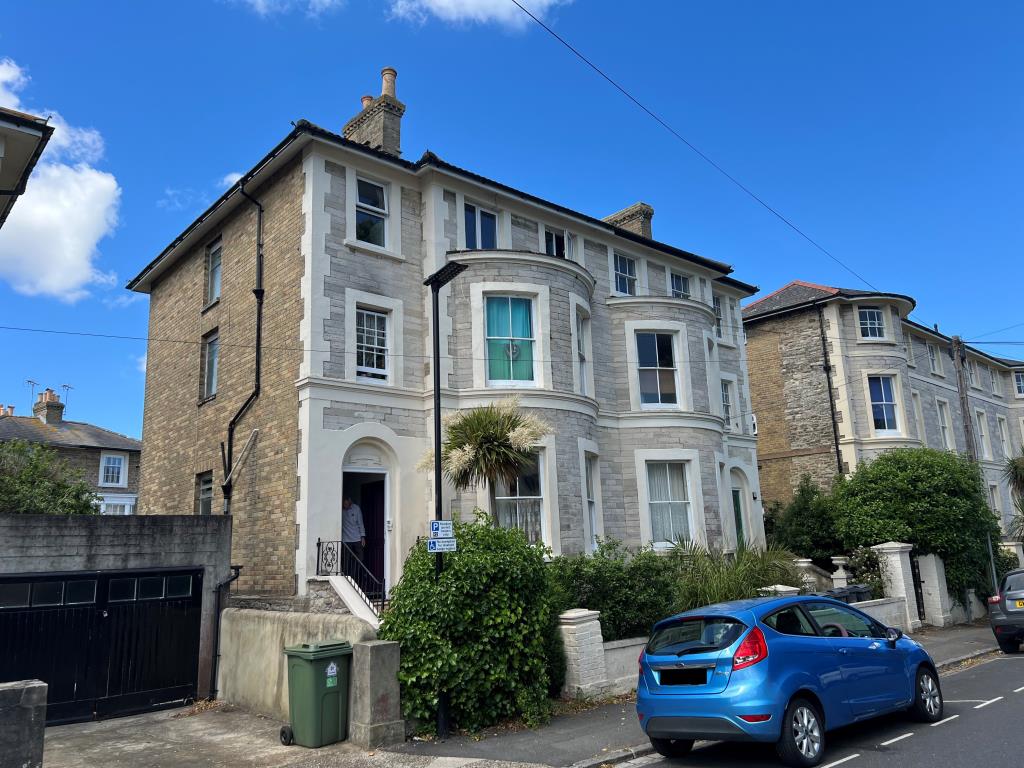 Lot: 97 - FREEHOLD BLOCK OF SIX FLATS FOR INVESTMENT WITH PARKING TO THE REAR - Front view of the block